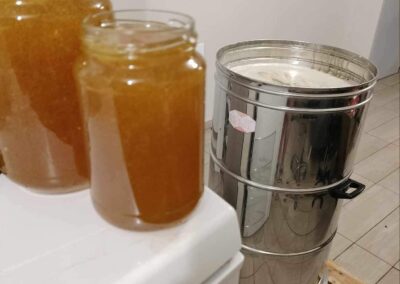 Miel fraichement mis en pot